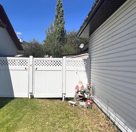 Pensionat A Classic Homely Basement Suite!