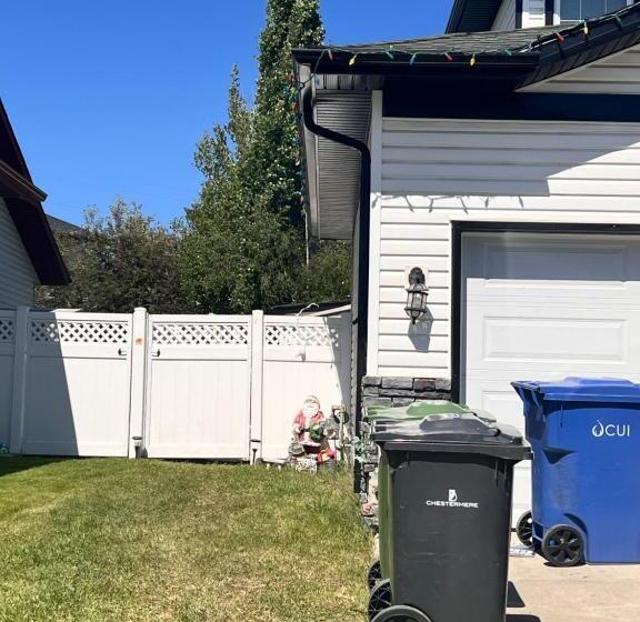 Pensionat A Classic Homely Basement Suite!