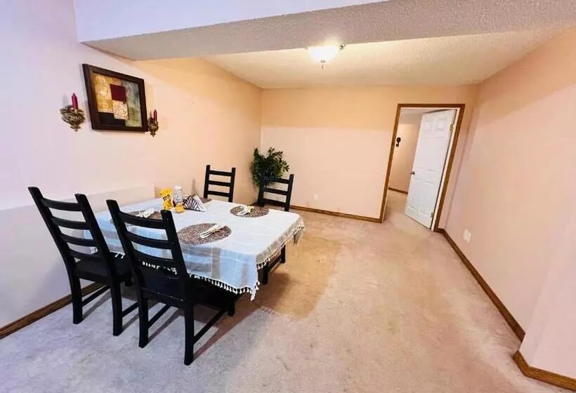 ペンション A Classic Homely Basement Suite!