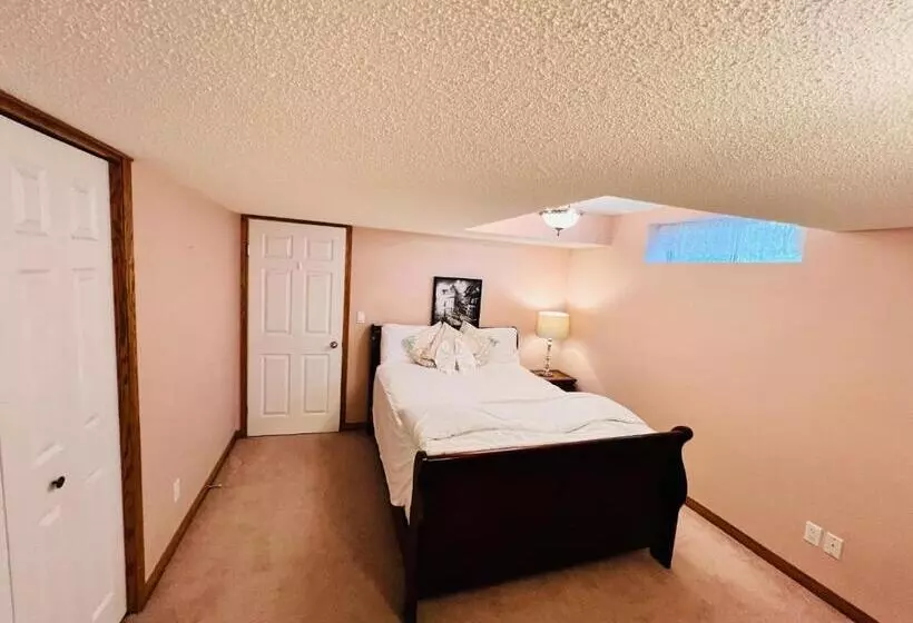 ペンション A Classic Homely Basement Suite!