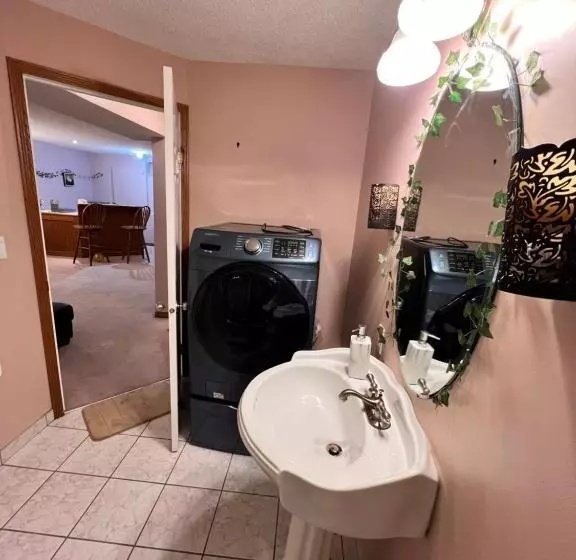 ペンション A Classic Homely Basement Suite!