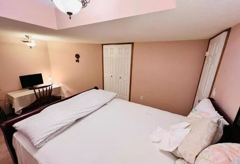 ペンション A Classic Homely Basement Suite!