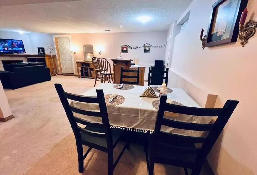 ペンション A Classic Homely Basement Suite!
