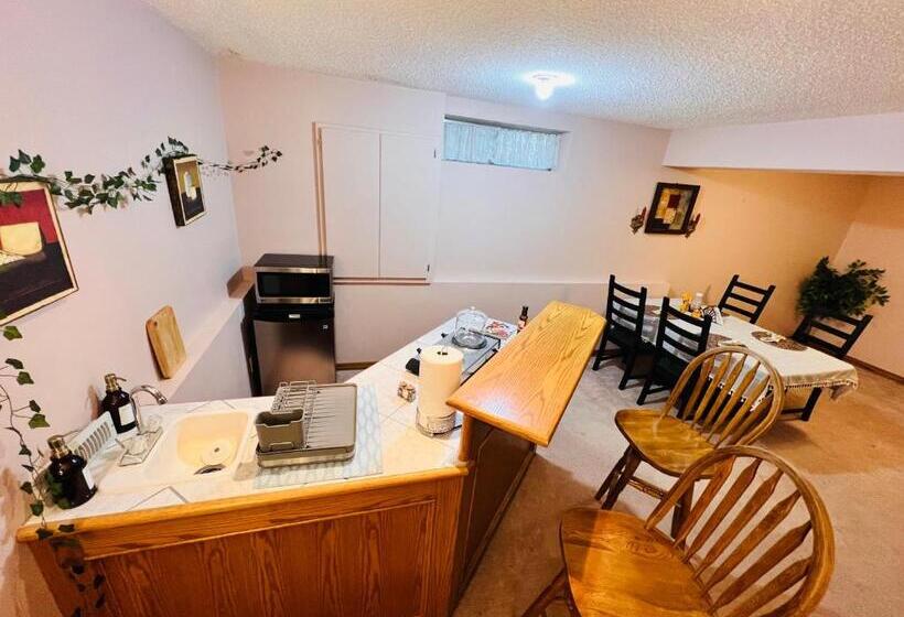 Pensionat A Classic Homely Basement Suite!