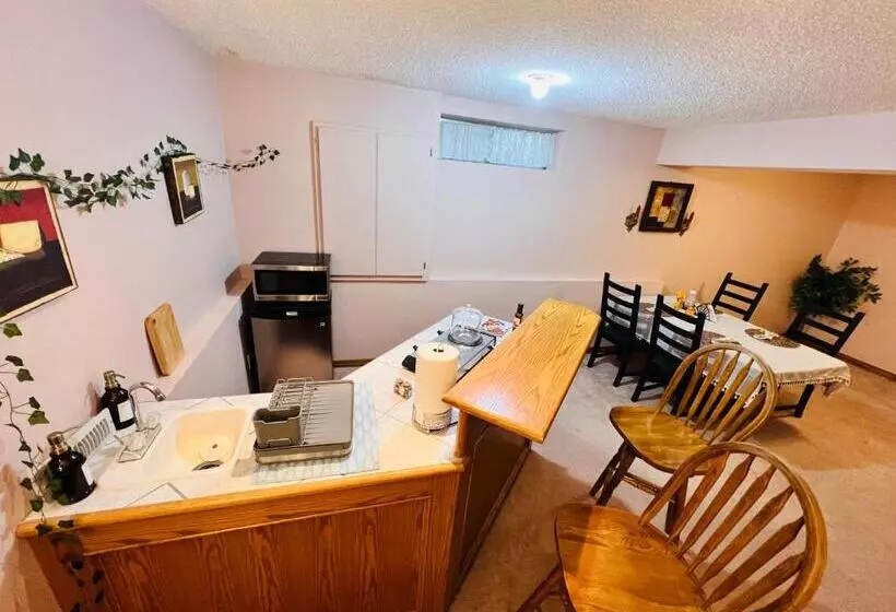 ペンション A Classic Homely Basement Suite!