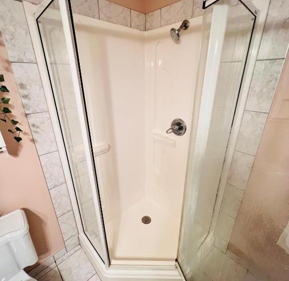 Pensionat A Classic Homely Basement Suite!