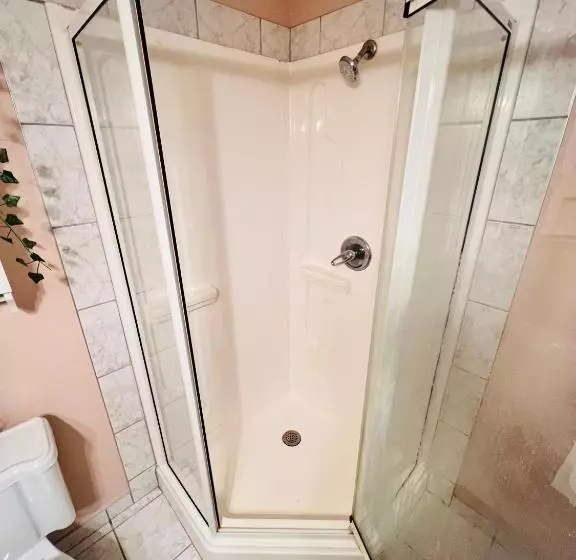 ペンション A Classic Homely Basement Suite!