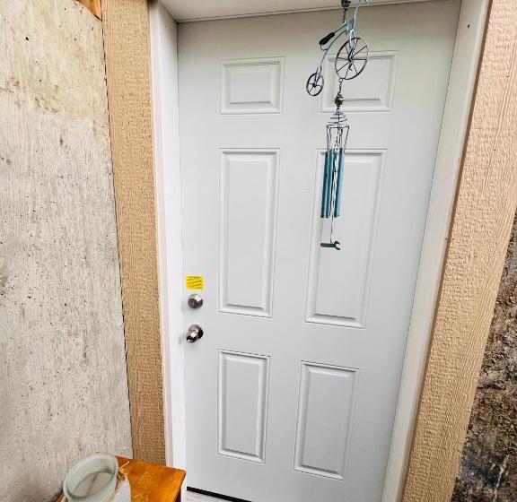 Pensionat A Classic Homely Basement Suite!