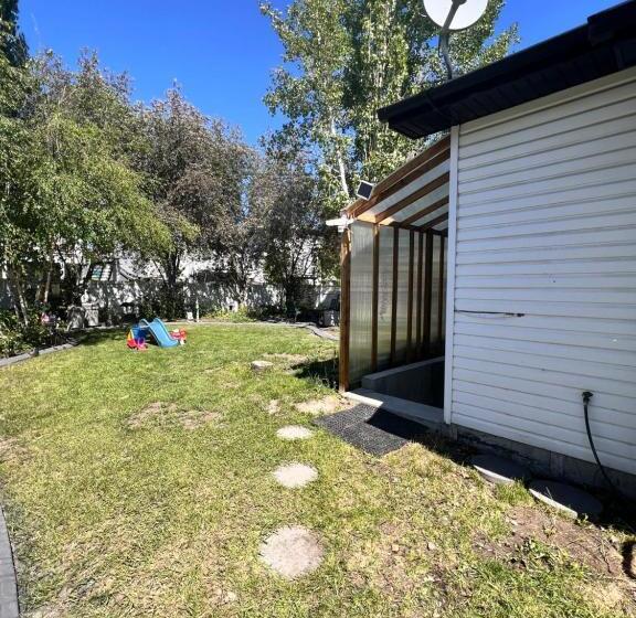 Pensionat A Classic Homely Basement Suite!