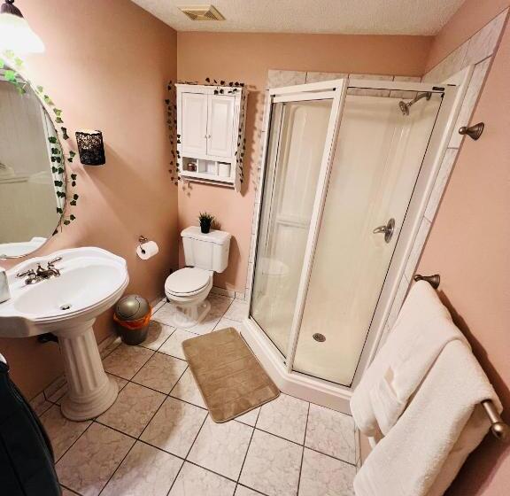 Pensionat A Classic Homely Basement Suite!