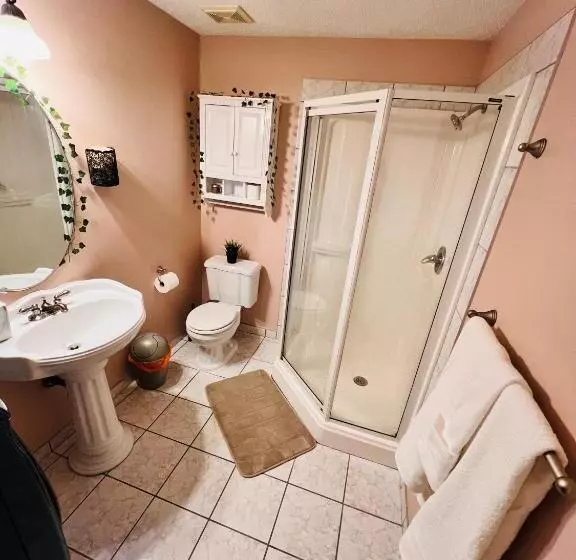 ペンション A Classic Homely Basement Suite!