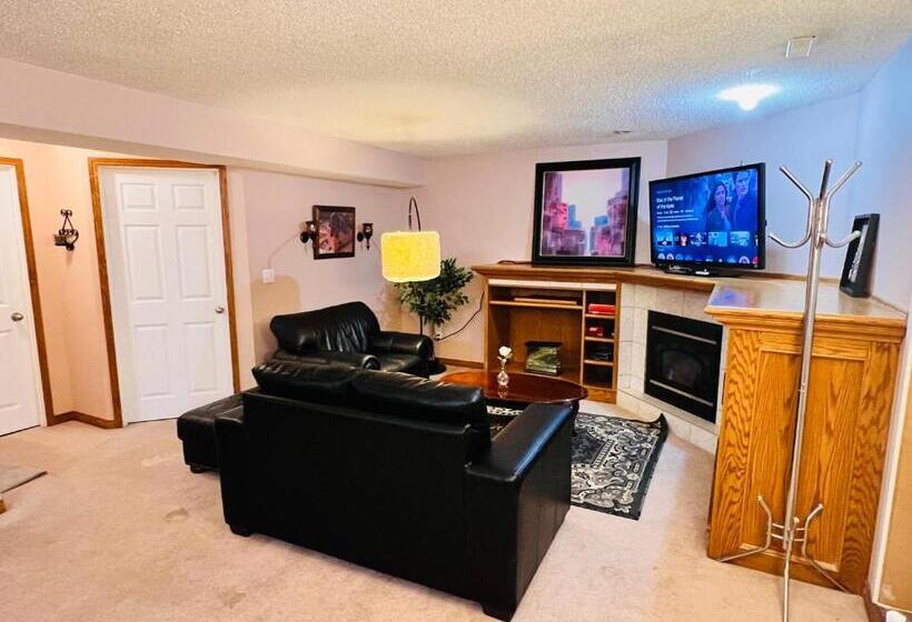 Pensionat A Classic Homely Basement Suite!