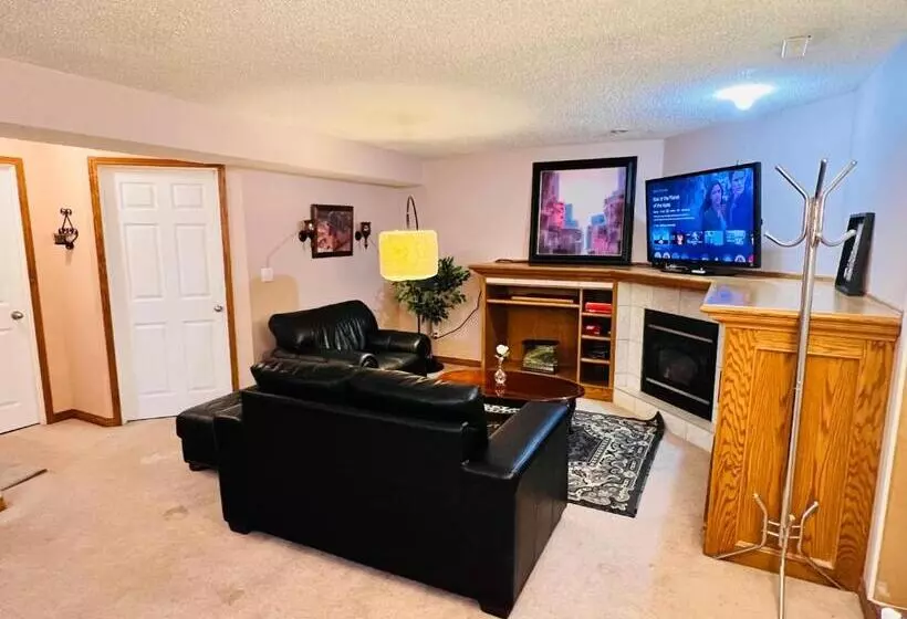ペンション A Classic Homely Basement Suite!