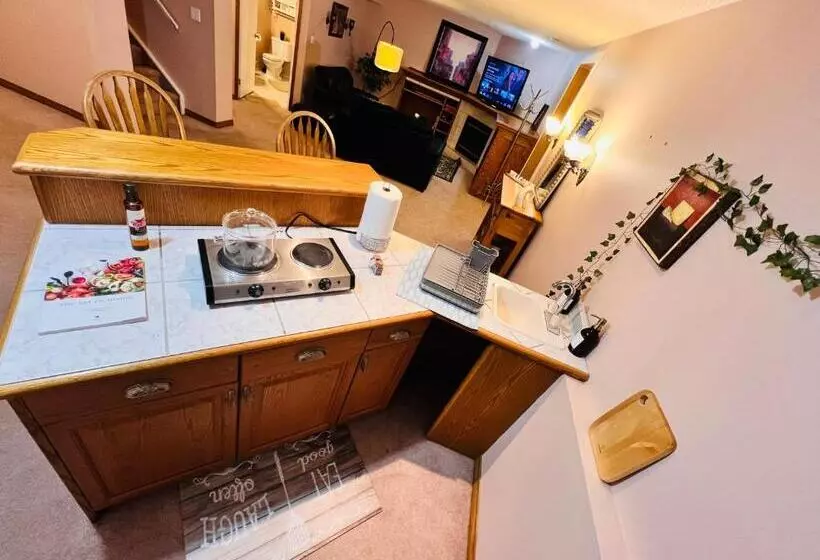 ペンション A Classic Homely Basement Suite!