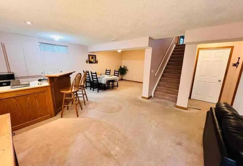 ペンション A Classic Homely Basement Suite!