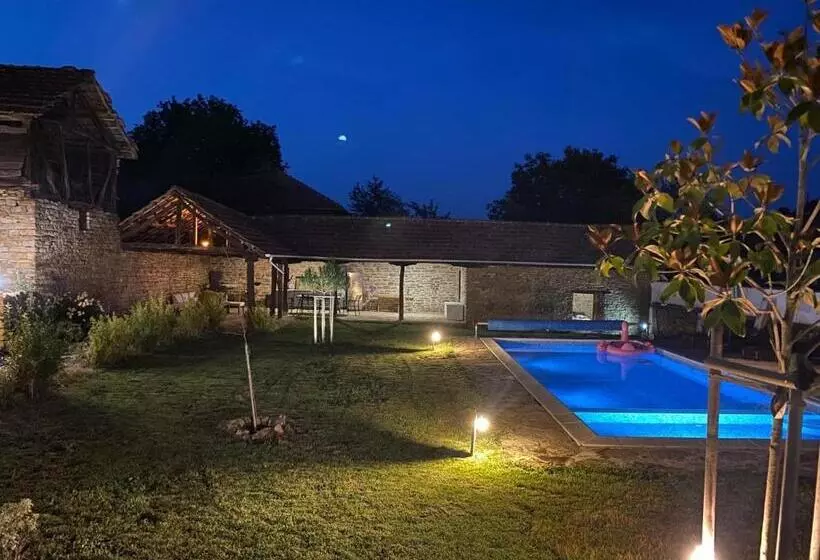 Majatalo Chez Le Colonel Pool House