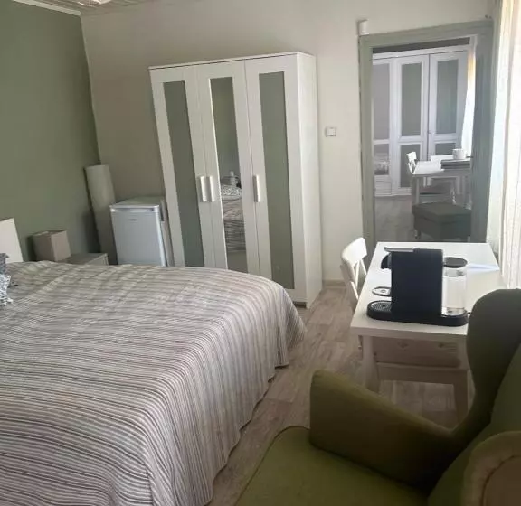 Majatalo Chez Le Colonel Pool House