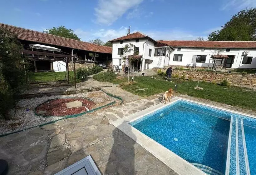 Majatalo Chez Le Colonel Pool House