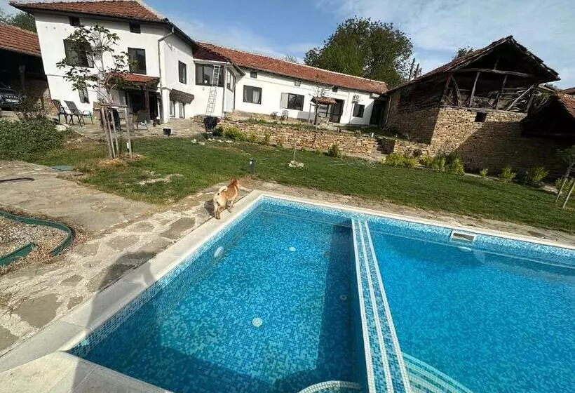 Majatalo Chez Le Colonel Pool House