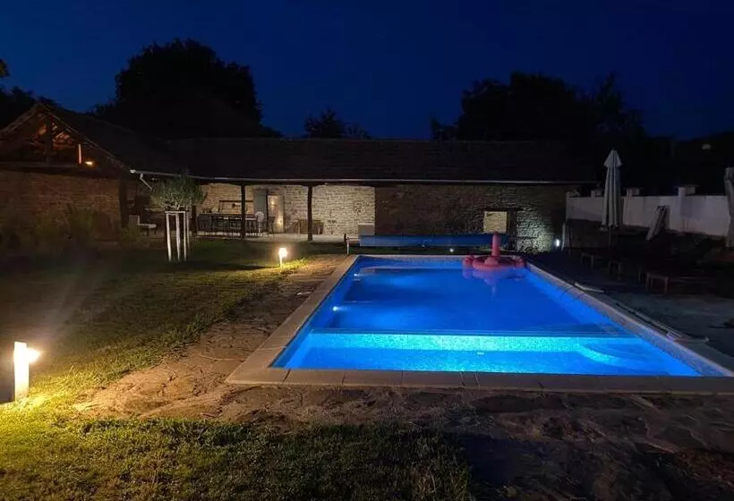 Majatalo Chez Le Colonel Pool House