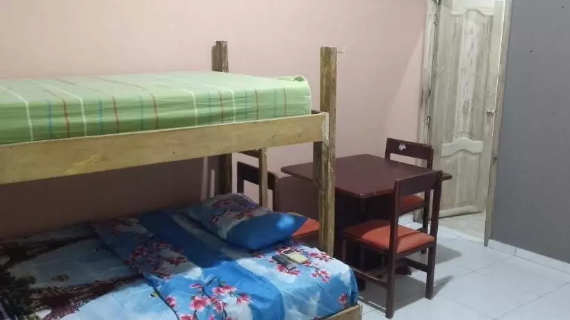ペンション Hostal Makai Surf Camp