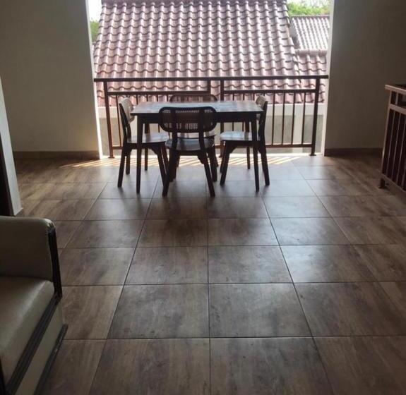 פנסיון Villa Makmur