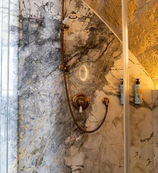 تختخواب و صبحانه Maqqua