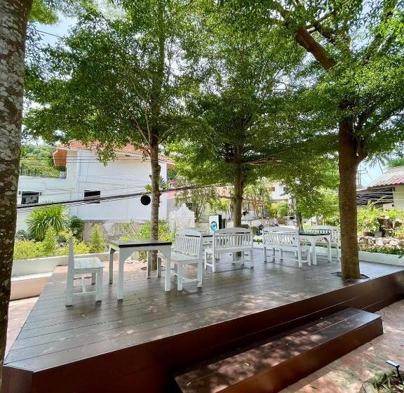 Отель Gee Resort