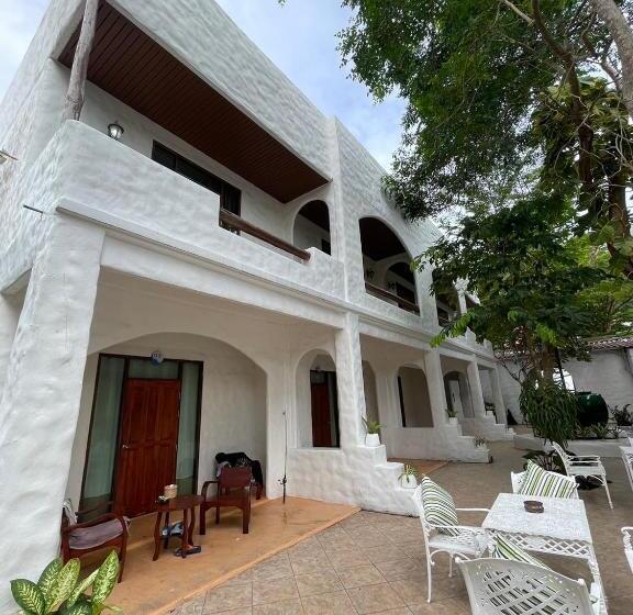 Отель Gee Resort