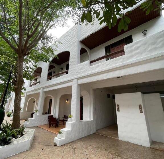 Отель Gee Resort