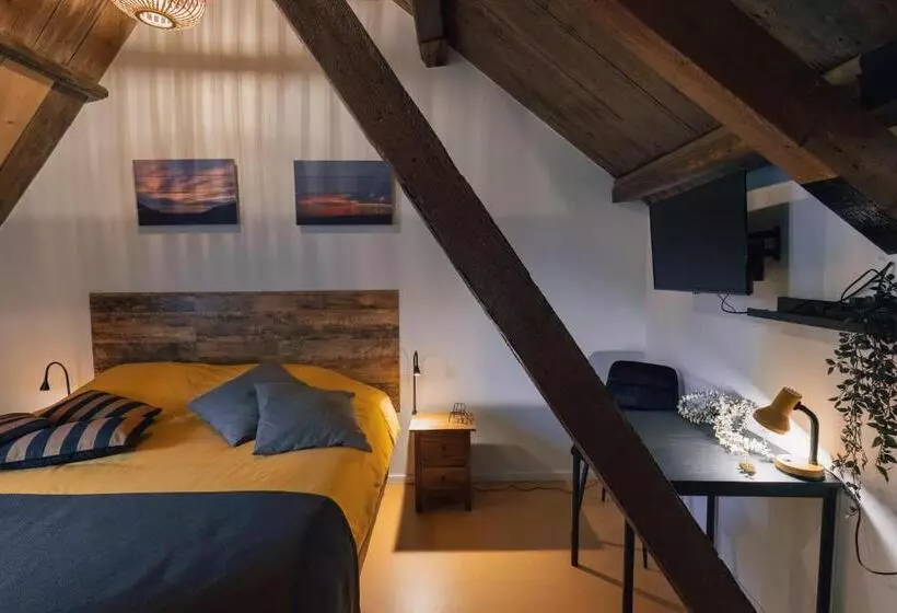 ベッドアンドブレックファースト Le Petit Hotel   Strange