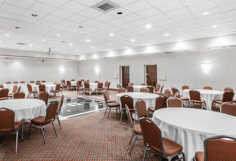 Отель Quality Inn & Suites