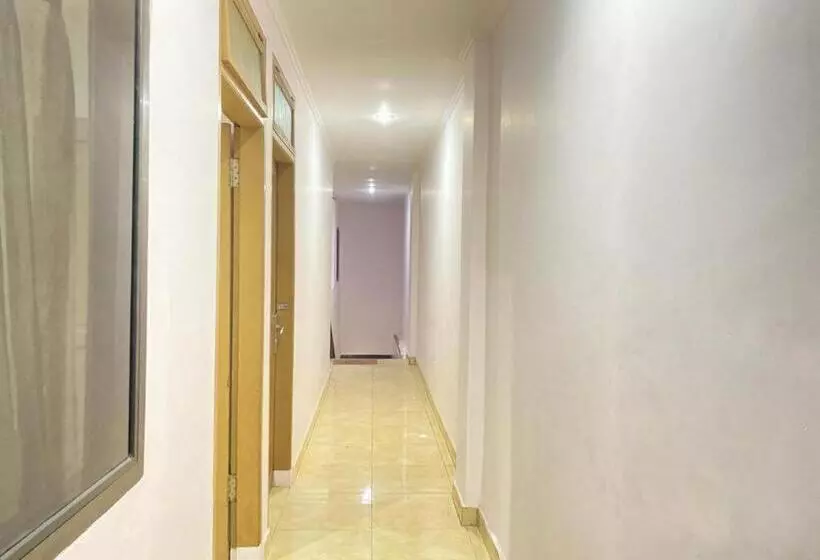 ホテル Reddoorz @ Homestay Madu Makassar