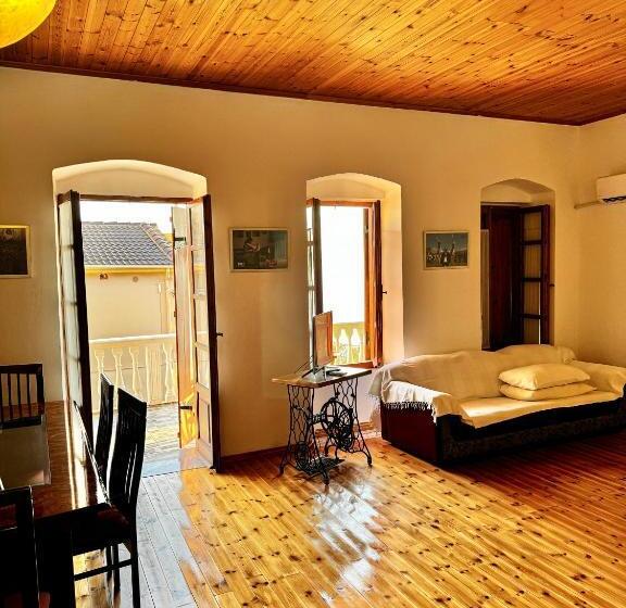 پانسیون Traditional Old House