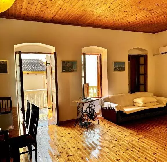 پانسیون Traditional Old House