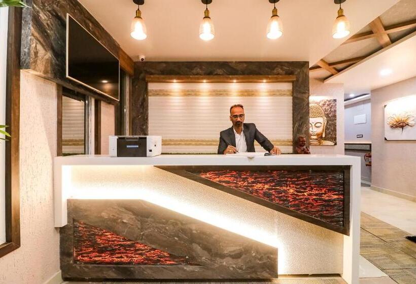 هتل Super Oyo Flagship 47057 Padma Manor