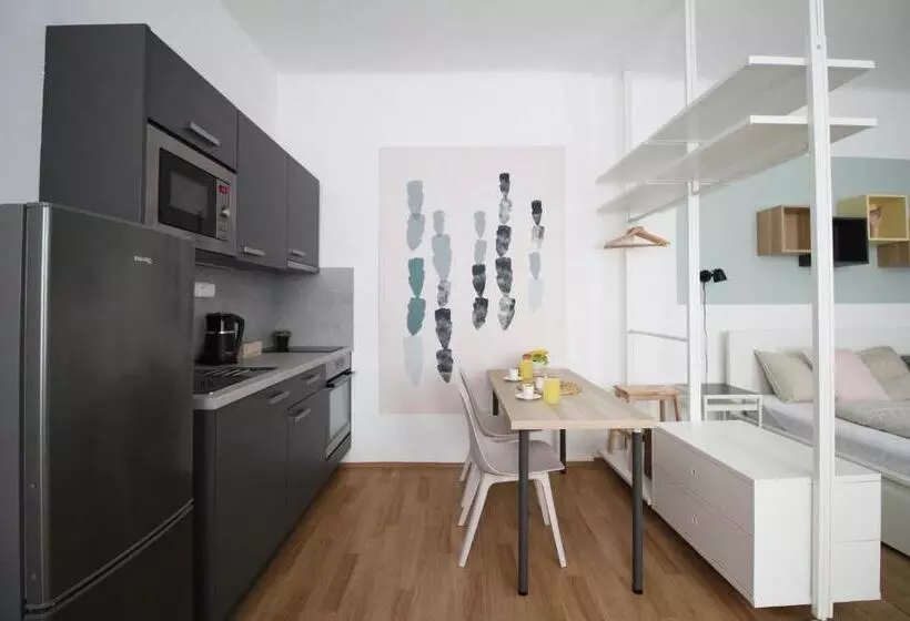 ユースホステル 7 Nights Apartments Dominikánské N