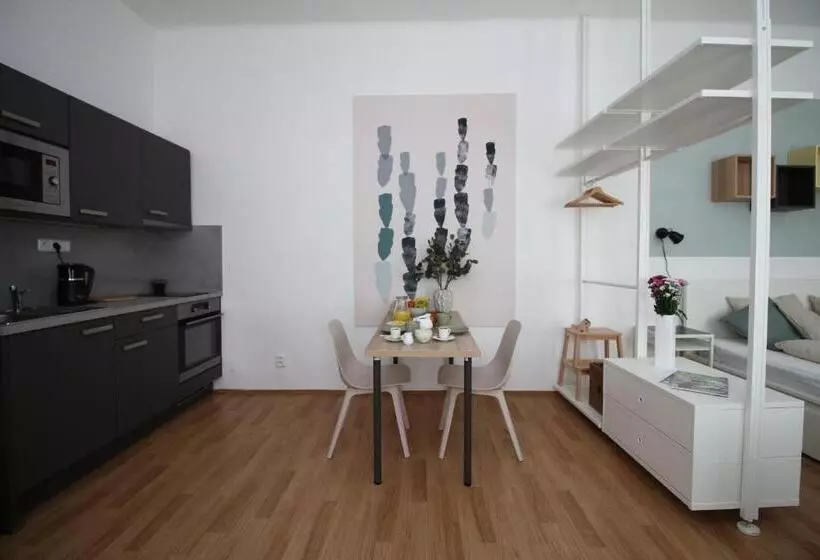 ユースホステル 7 Nights Apartments Dominikánské N