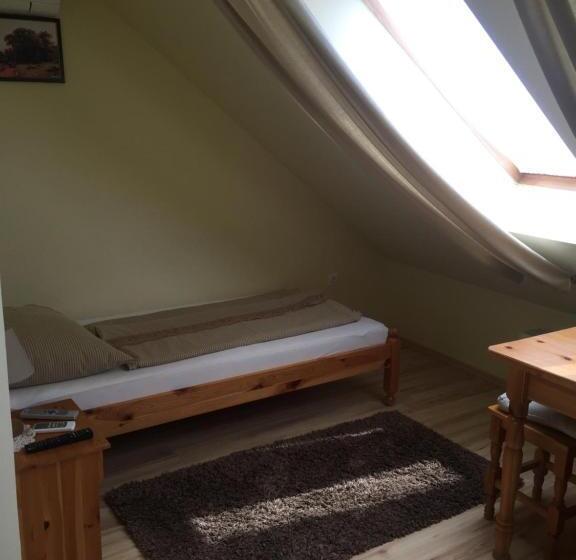 ベッドアンドブレックファースト Atkári Vendégház