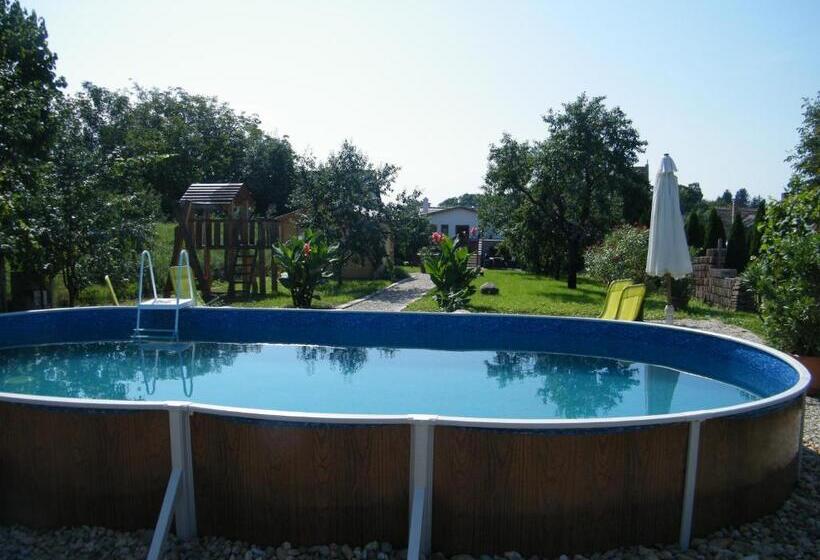 ベッドアンドブレックファースト Atkári Vendégház