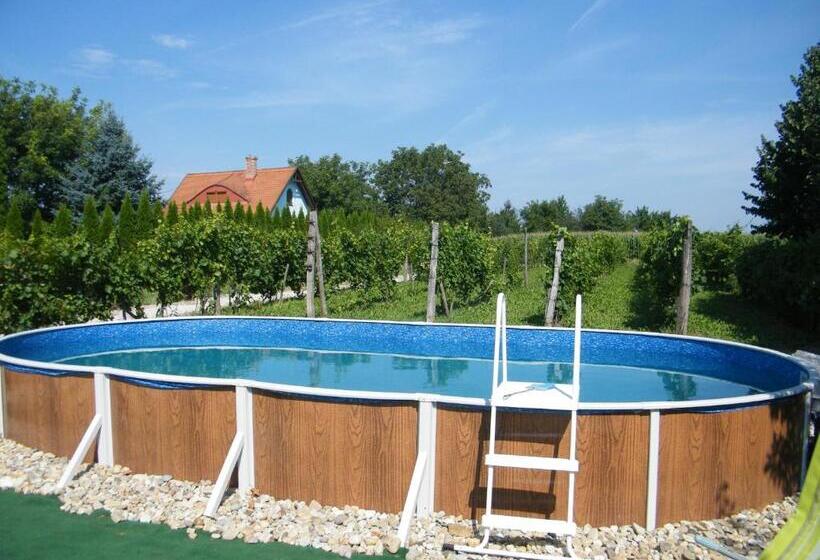 ベッドアンドブレックファースト Atkári Vendégház