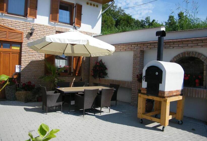 ベッドアンドブレックファースト Atkári Vendégház