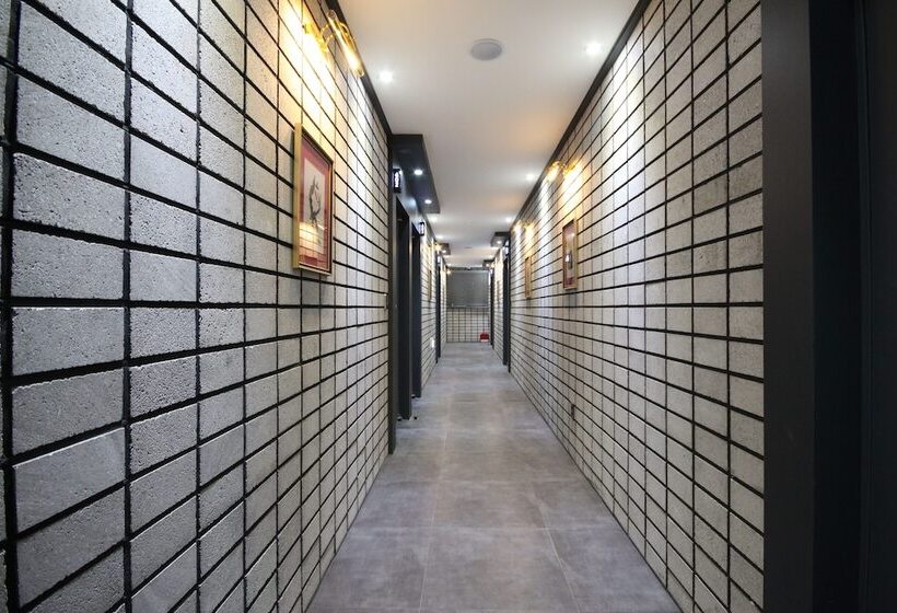 Brown Dot Hotel Jinhae