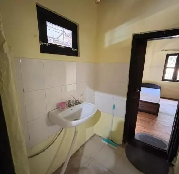 هتل Tibetan Cottage