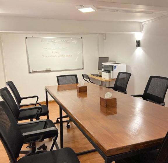 هاستل Draper Startup House For Entrepreneurs