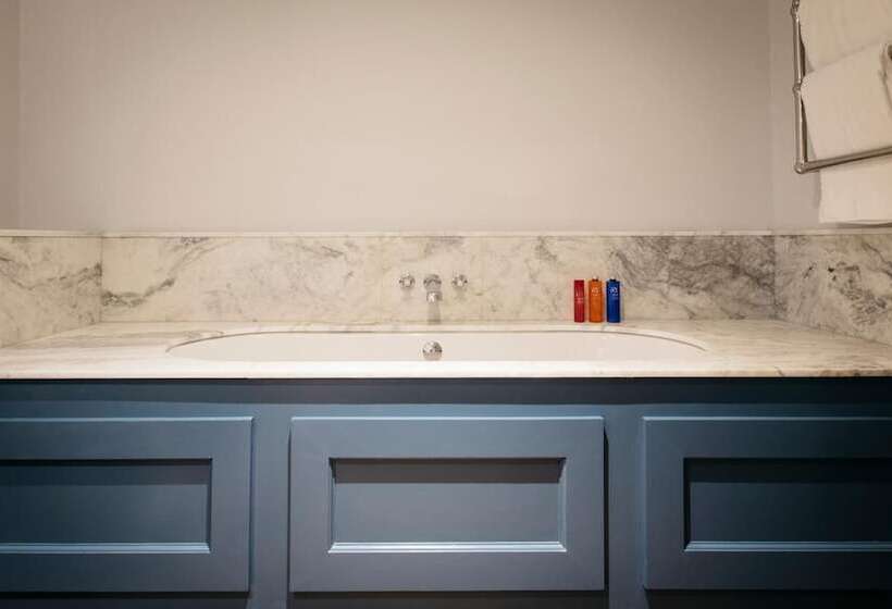 Отель The Bower House, Restaurant & Rooms