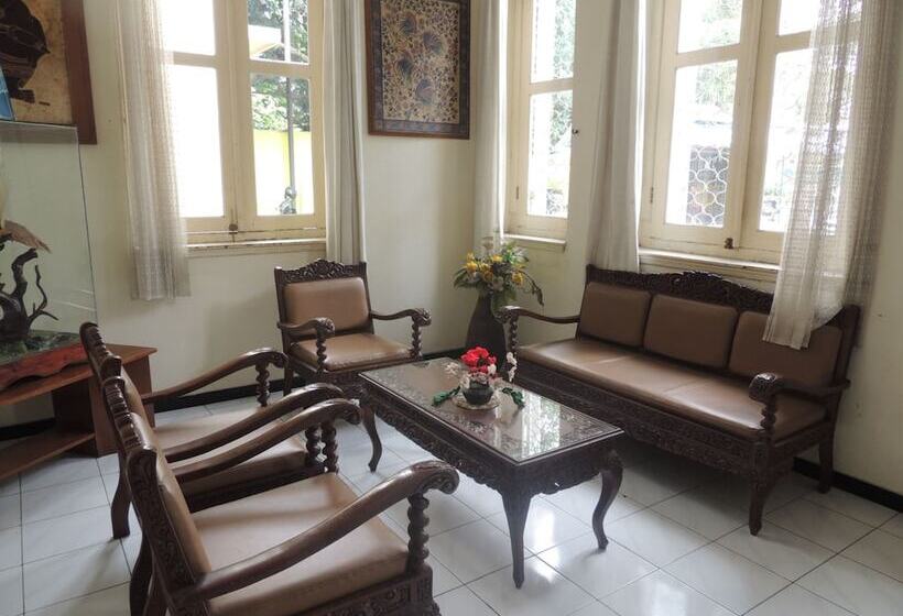 Hotell Wisma Tamu Uksw Guest House