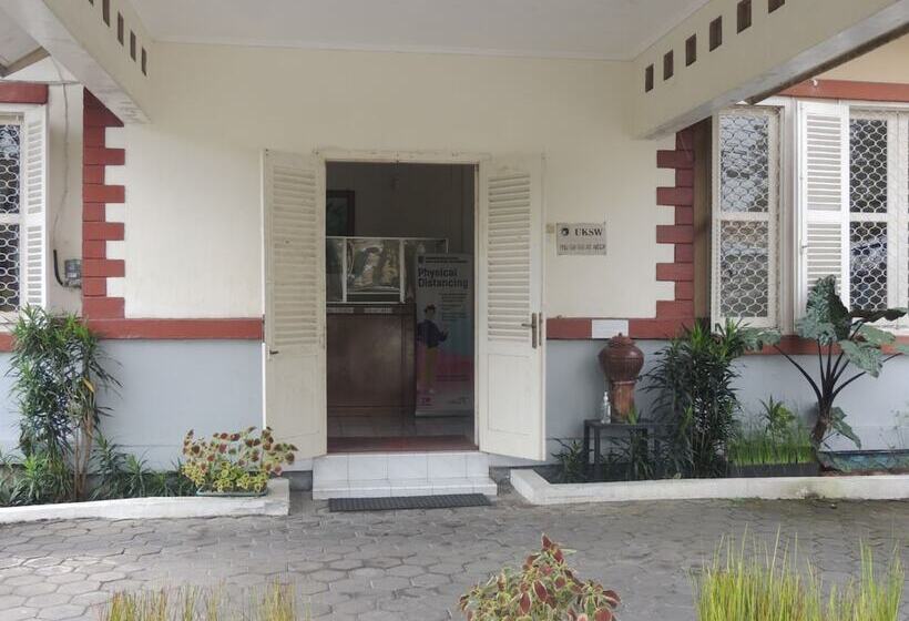 Hotell Wisma Tamu Uksw Guest House