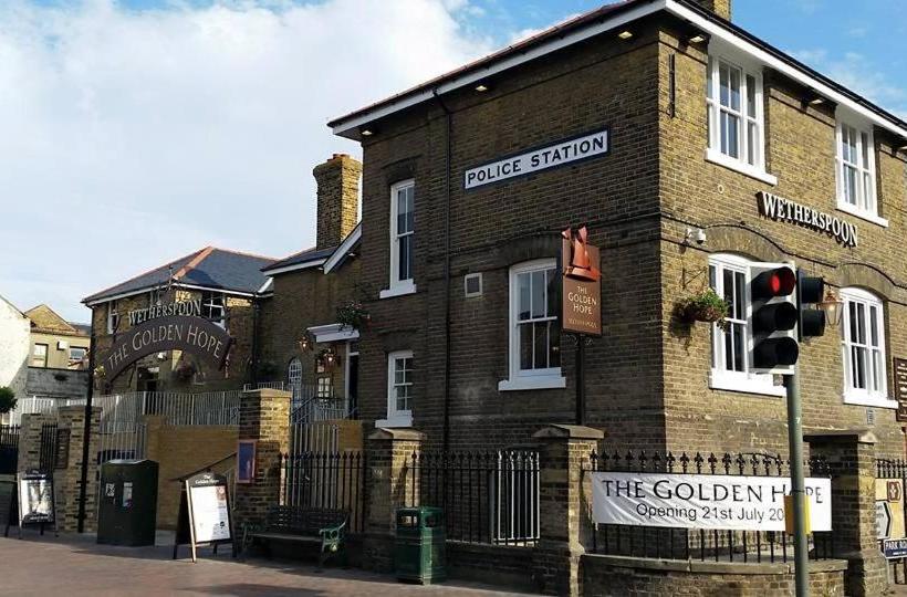 בית מלון כפרי The Golden Hope Wetherspoon