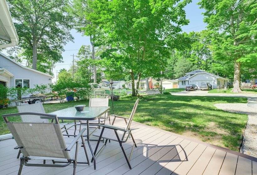 Cadillac Cottage W/ Grill: Walk To Lake Cadillac!